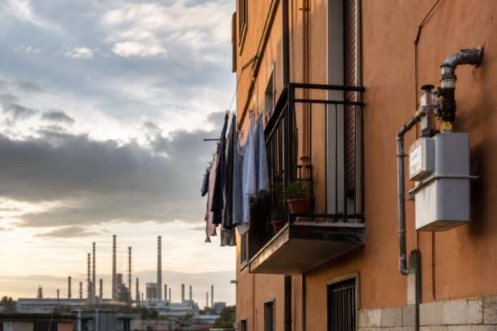 Condominio italiano con contatore del gas esterno al tramonto