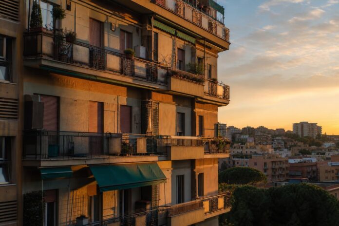 Condominio italiano al tramonto con luce calda sulle facciate