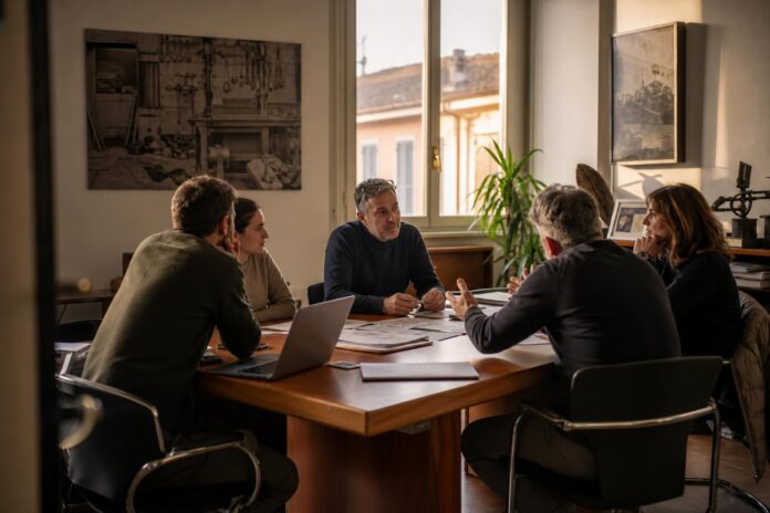 Riunione di artigiani per discutere di comunità energetica rinnovabile