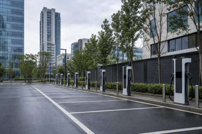 Colonnine di ricarica per veicoli elettrici in un contesto urbano