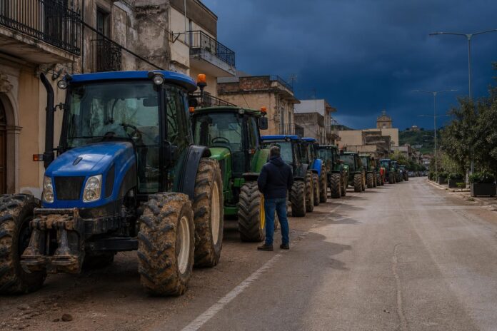 Corteo di trattori durante la protesta del Comitato Carovita a Caltagirone